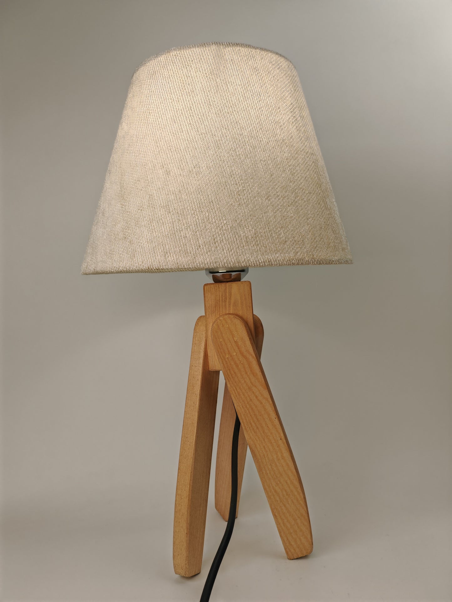 Modern Wooden Table Lamp with Beige Shade – Warm Bedside & Desk Lighting E27