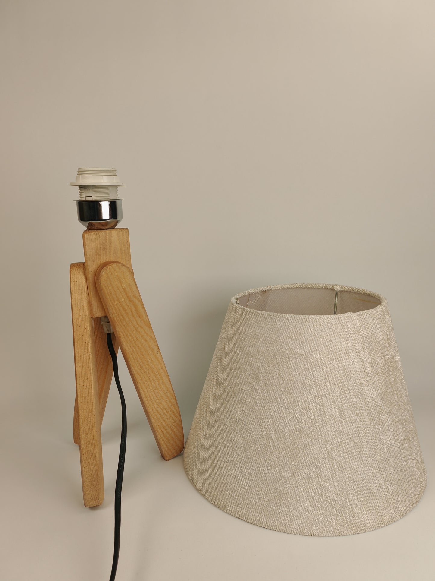 Modern Wooden Table Lamp with Beige Shade – Warm Bedside & Desk Lighting E27