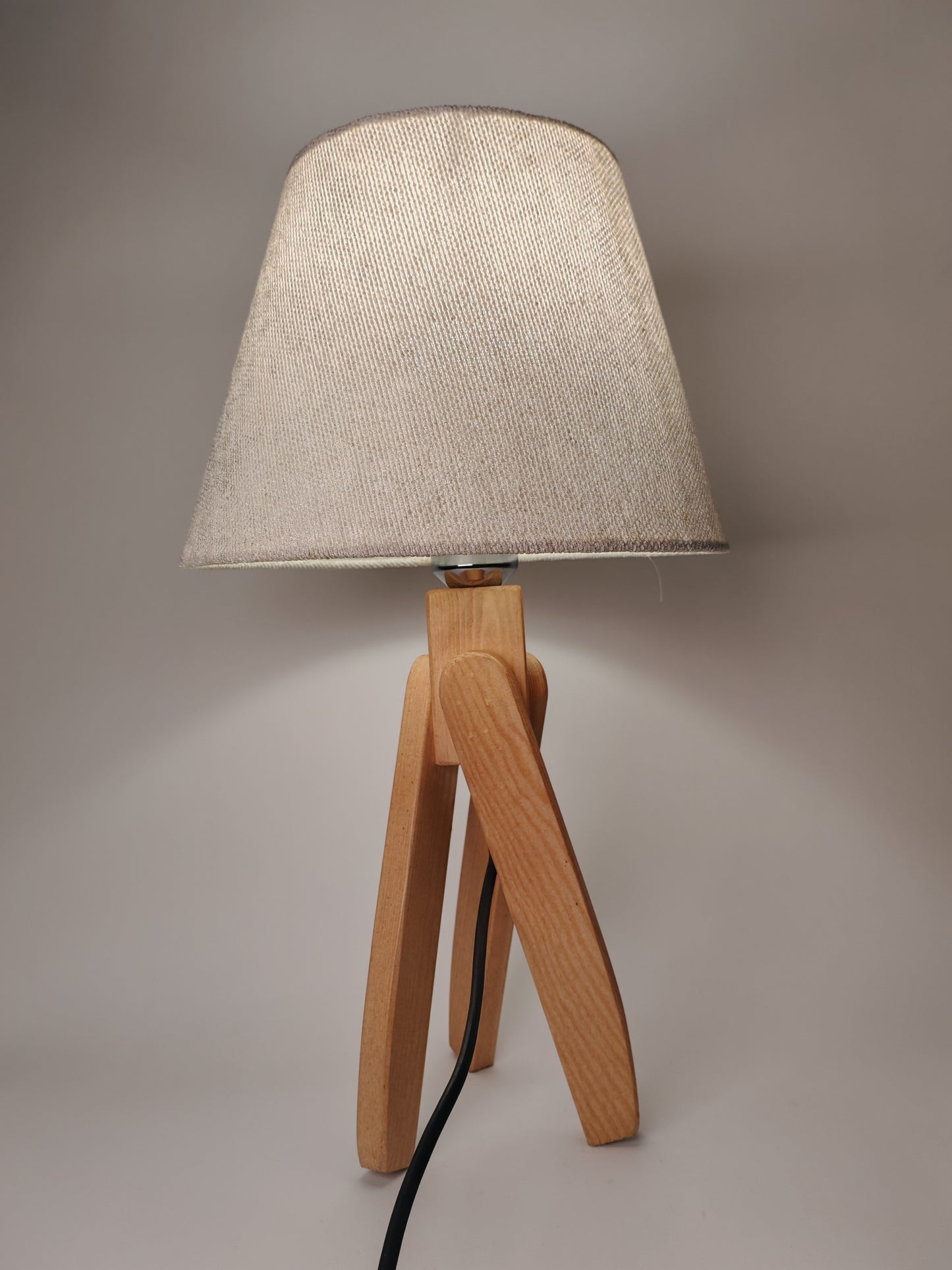 Modern Wooden Table Lamp with Beige Shade – Warm Bedside & Desk Lighting E27