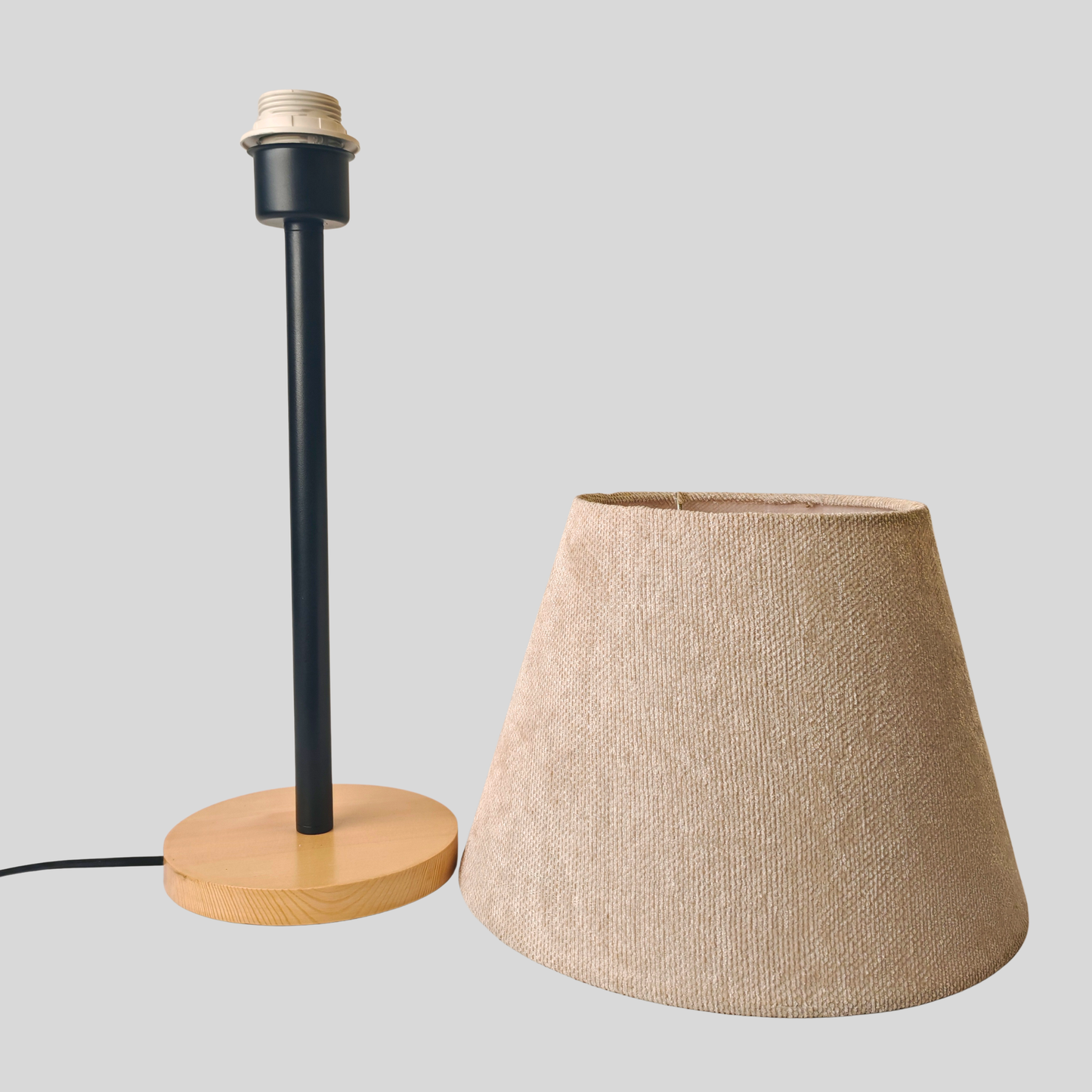 Modern Table Lamp with Wooden Base and Beige Shade – Elegant Bedside & Desk Lighting E27