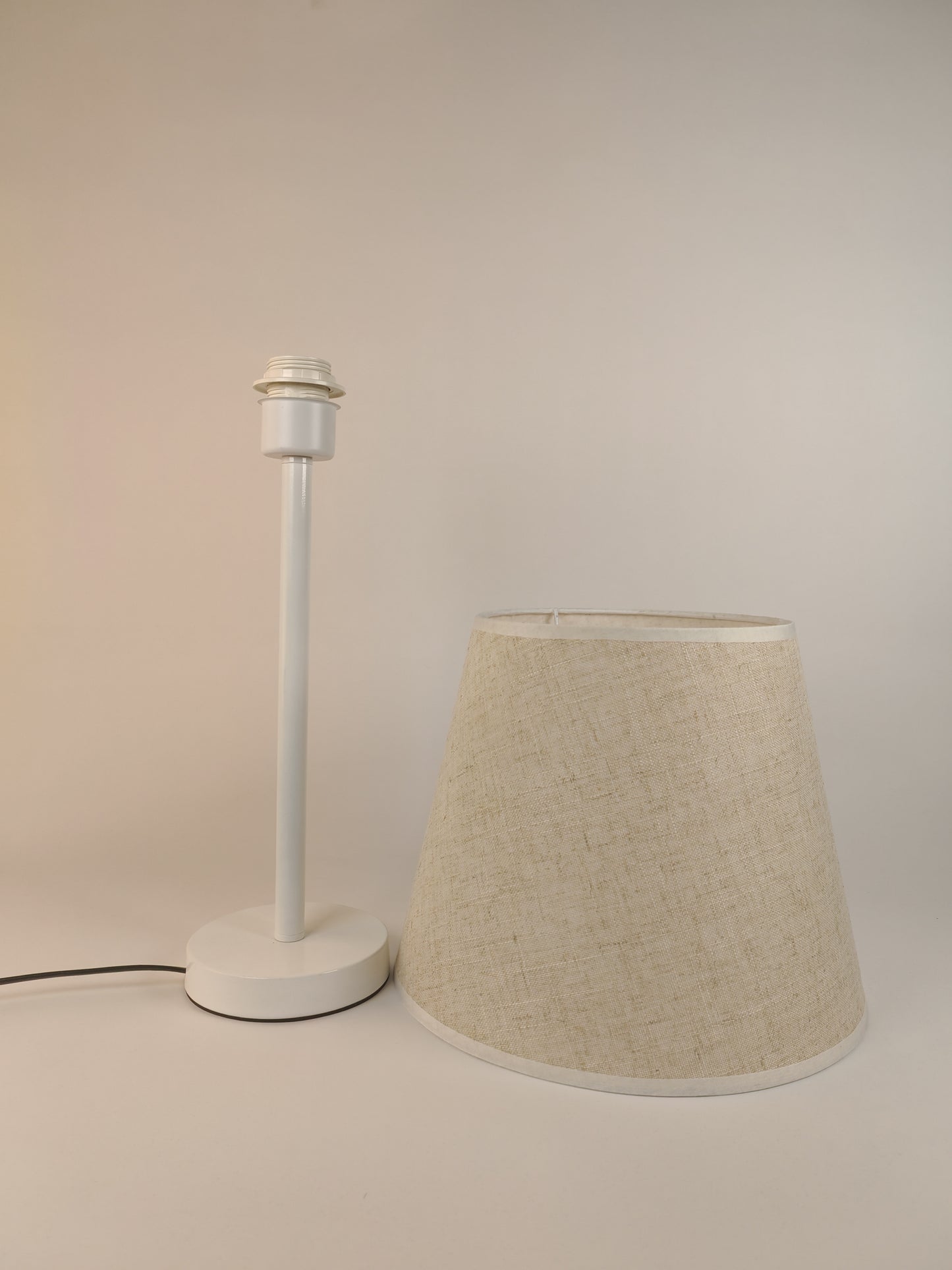 Modern White Table Lamp E27 Metal Bedside Lamp Decorative Lighting